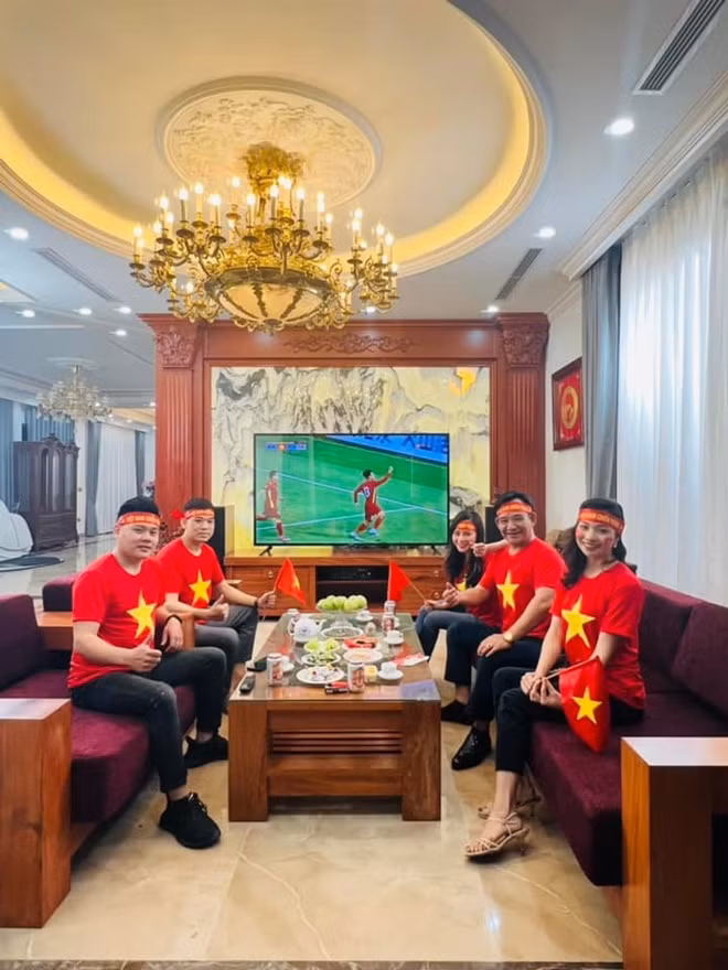 Đây là nơi anh cùng gia đình, bạn bè tụ tập cùng xem bóng đá, giải trí trước màn hình ti vi.