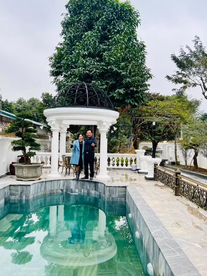 Xung quanh nhà là không gian sân vườn rộng rãi, thoáng đãng.