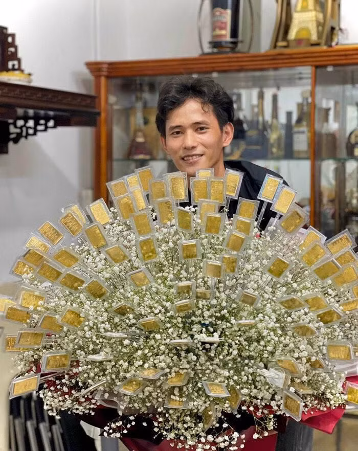 Bó hoa trang trí đơn giản gồm hoa baby trắng kết hợp 100 miếng vàng SJC đính tròn, đều xung quanh làm điểm nhấn và được bọc giấy gói màu nhung đỏ. Ảnh: Saostar