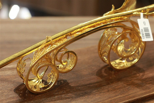 Năm trước, một người ở Hải Phòng đã chi tới 330 triệu đồng để đặt hàng chế tác một bông hoa hồng vàng 24K làm quà tặng nhân dịp ngày Quốc tế phụ nữ 8/3. Ảnh: Người lao động