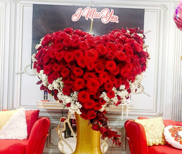 Dịp 8/3 năm ngoái, một gia đã chi 60 triệu đồng đặt bình hoa 60 triệu đồng kết hình trái tim tặng bạn gái. Ảnh: Dân Trí
