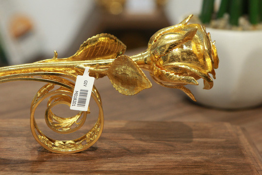 Để hoàn thành bông hồng đặc biệt này, đội ngũ chế tác đã phải sử dụng hết 50 chỉ vàng. Ảnh: Người lao động