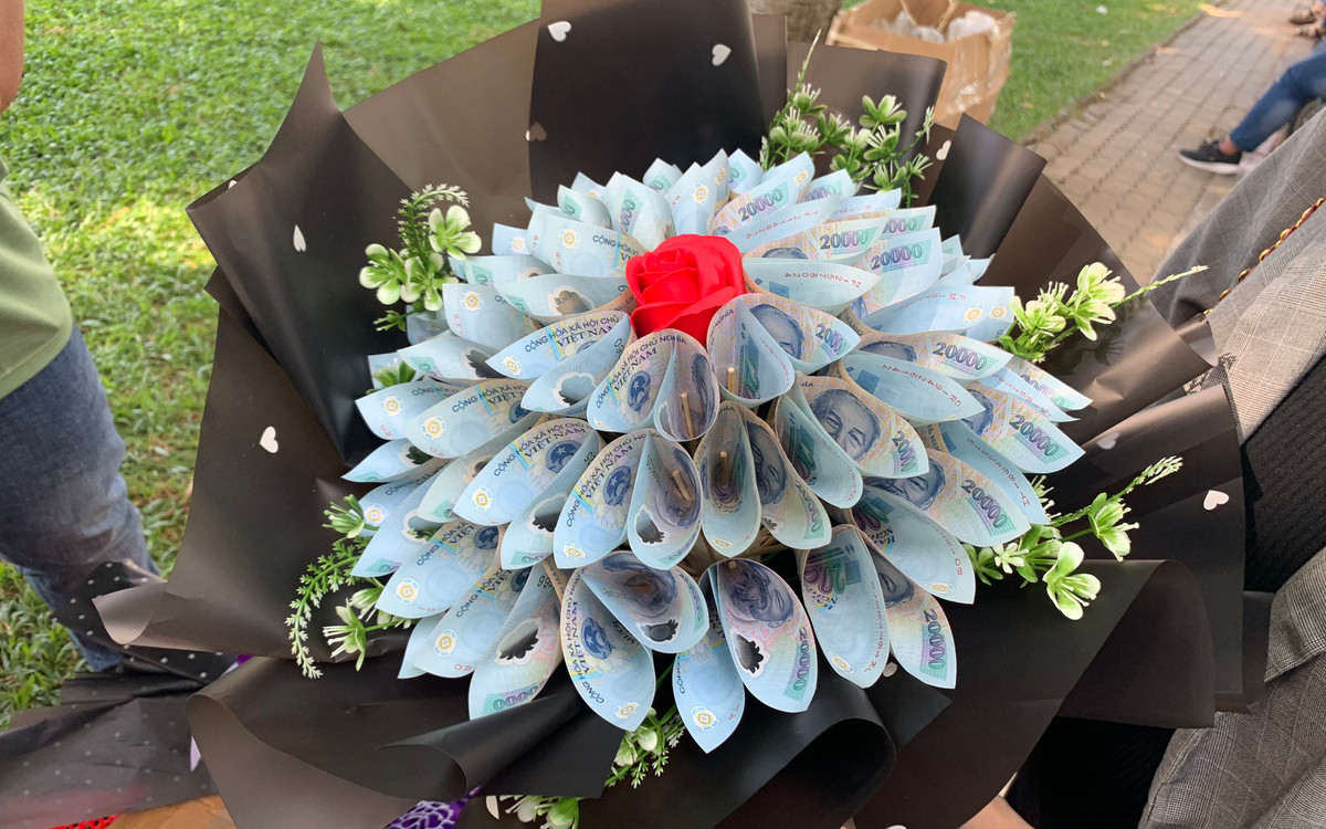 Ngoài bó hoa bằng vàng SJC, phong trào tặng hoa được kết bằng tiền thật cũng được ưa chuộng. Ảnh: Dân Việt