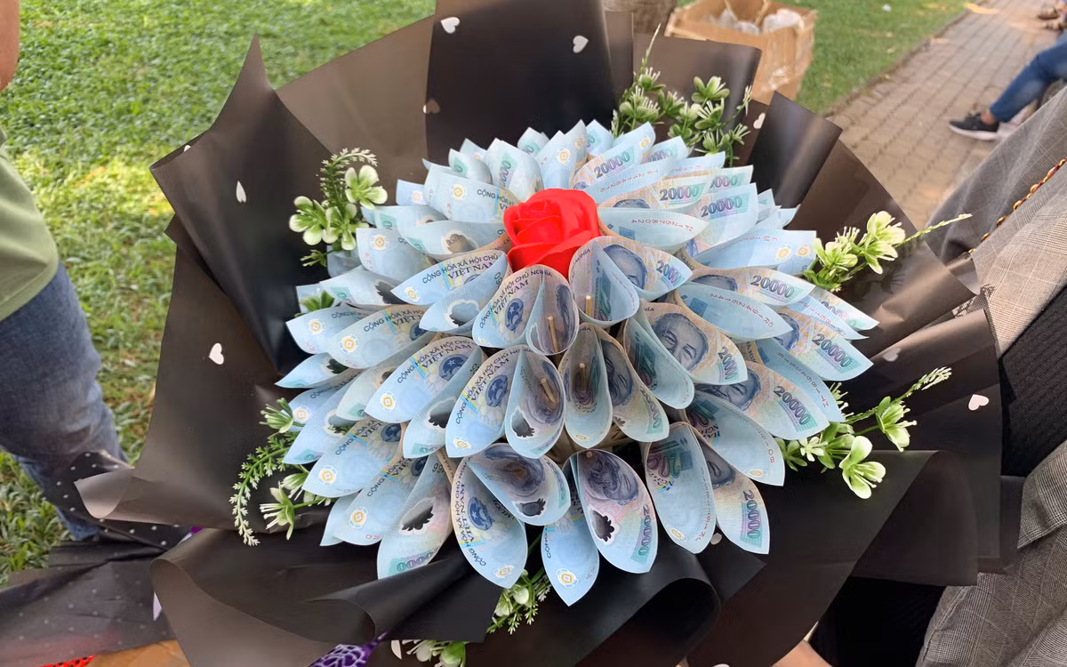 Ngoài bó hoa bằng vàng SJC, phong trào tặng hoa được kết bằng tiền thật cũng được ưa chuộng. Ảnh: Dân Việt