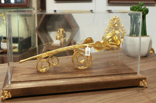 Bông hồng có chiều dài cả cuống và nụ là 22 cm, phần đế được thiết kế với giá đỡ bằng bạc, mạ vàng 24K. Ảnh: Người lao động