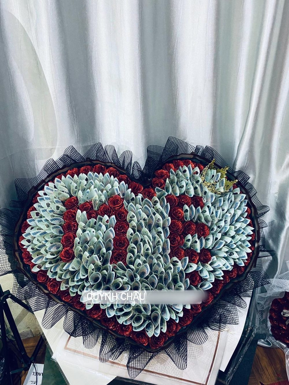Không kể số tiền dùng để kết hoa, riêng chi phí tiền công cho bó hoa như vậy khoảng 200.000 - 300.000 đồng. Ảnh: Quỳnh Châu
