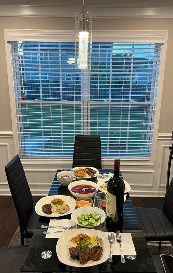 Bàn ăn bố trí cạnh cửa sổ. Ảnh: FBNV