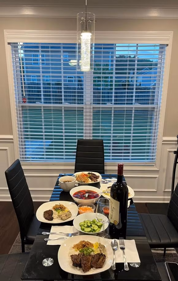 Bàn ăn bố trí cạnh cửa sổ. Ảnh: FBNV