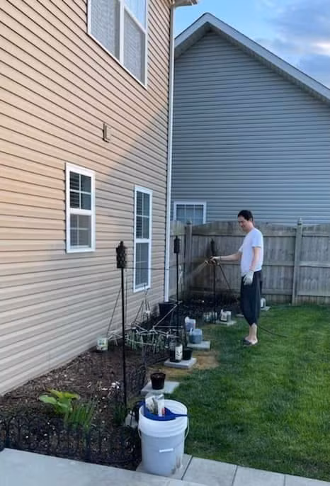 Chồng đại gia của Trang Trần còn tự tay chăm sóc từng khóm hoa. Ảnh: FBNV