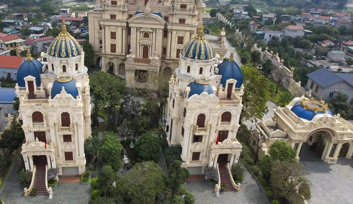 Tòa lâu đài có 2 cổng ra vào. Toàn bộ vỉa hè được chủ nhân lát đá sang trọng. Ảnh: Vietnamfinance