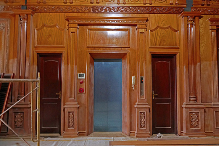 Nội thất trong nhà đa phần từ những loại gỗ quý như gỗ hương, gỗ đỏ, cẩm lai. Ảnh: Vietnamnet