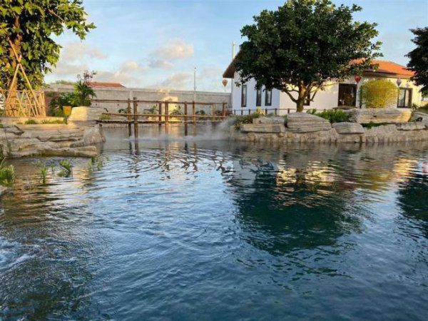 Trong khuôn viên biệt thự có hồ nước rộng mênh mông. Ảnh: FB Vo Quang Vu