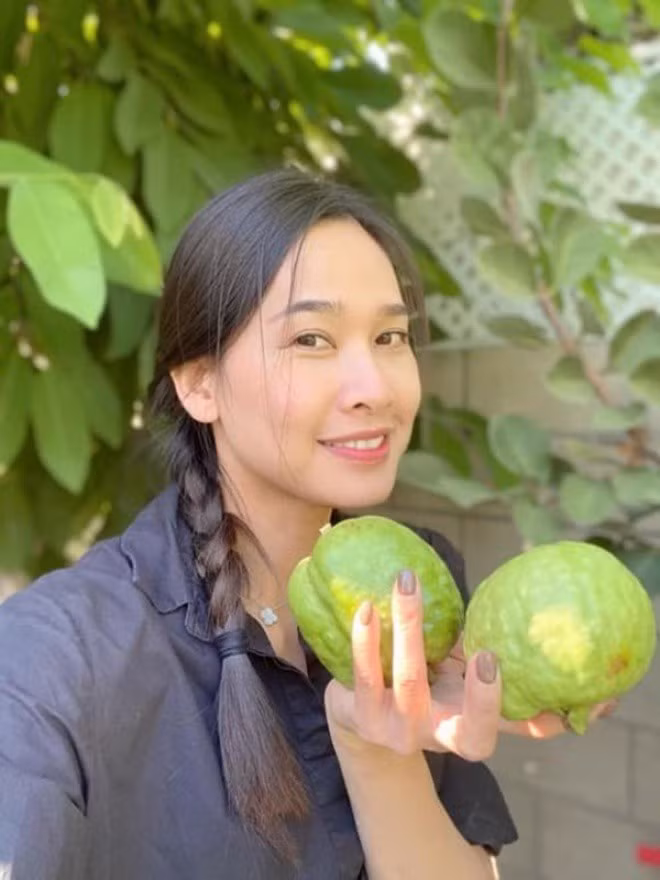 Dương Mỹ Linh trồng nhiều loại hoa và cây ăn trái như hồng, ổi, lựu... Nhờ khí hậu ấm áp đặc trưng của vùng California nên các loại cây đều phát triển tốt, cho quả trĩu cành.