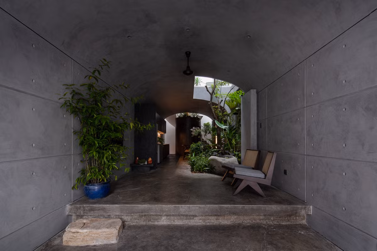 Về bố cục, căn nhà được bố trí tầng trệt gồm chỗ để xe, bếp và phòng ăn. Đây là không gian sinh hoạt chung được thiết kế hài hoà với cấu trúc vòm, mảng xanh và ánh sáng.