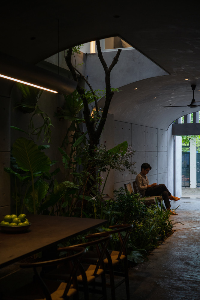 Không gian khiến nhiều người liên tưởng đến cảm giác sống trong hang, nguyên thuỷ.