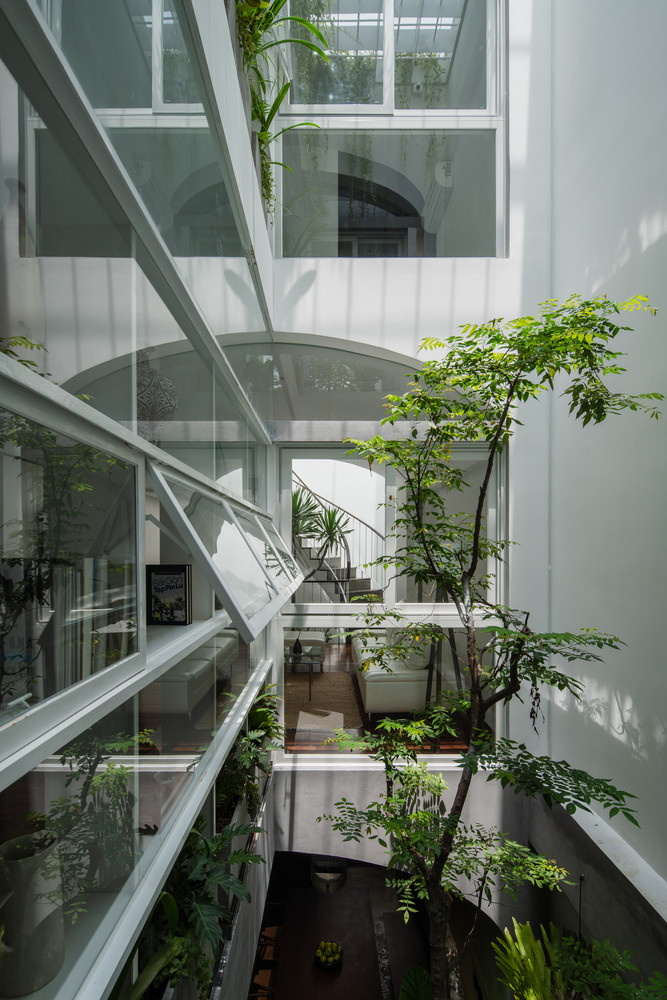 Sau khi hoàn thiện, không gian chức năng trong nhà được đan cài với các khoảng trống một cách khéo léo tạo nên sự kết nối theo cả trục đứng và chiều ngang.