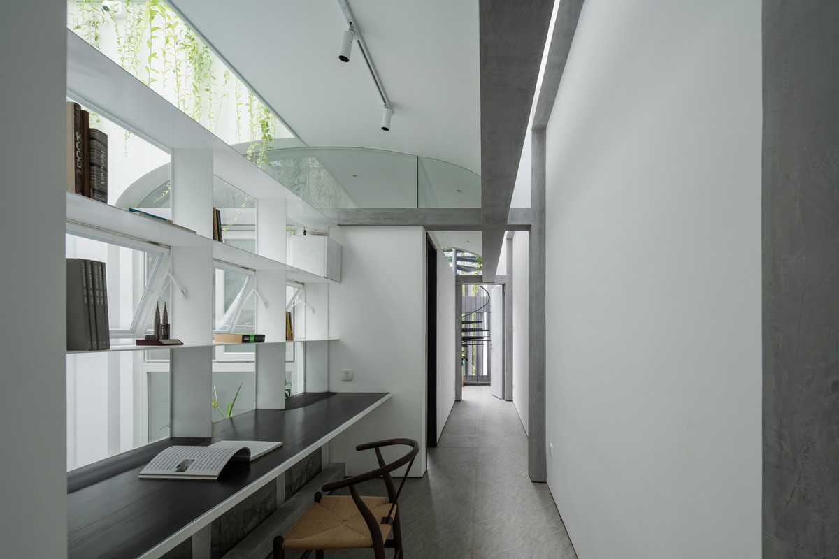 Không gian làm việc được đặt ở hành lang, vừa giúp tận dụng diện tích, vừa mang lại nguồn cảm hứng cho gia chủ.