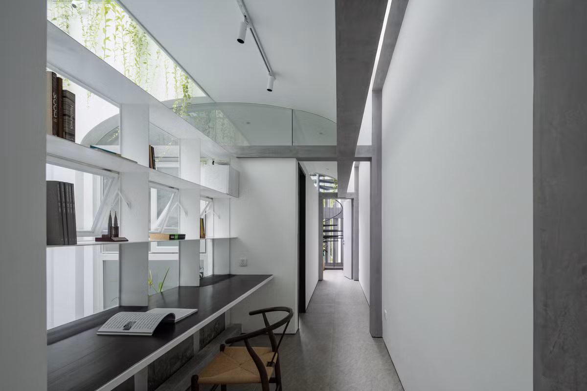 Không gian làm việc được đặt ở hành lang, vừa giúp tận dụng diện tích, vừa mang lại nguồn cảm hứng cho gia chủ.