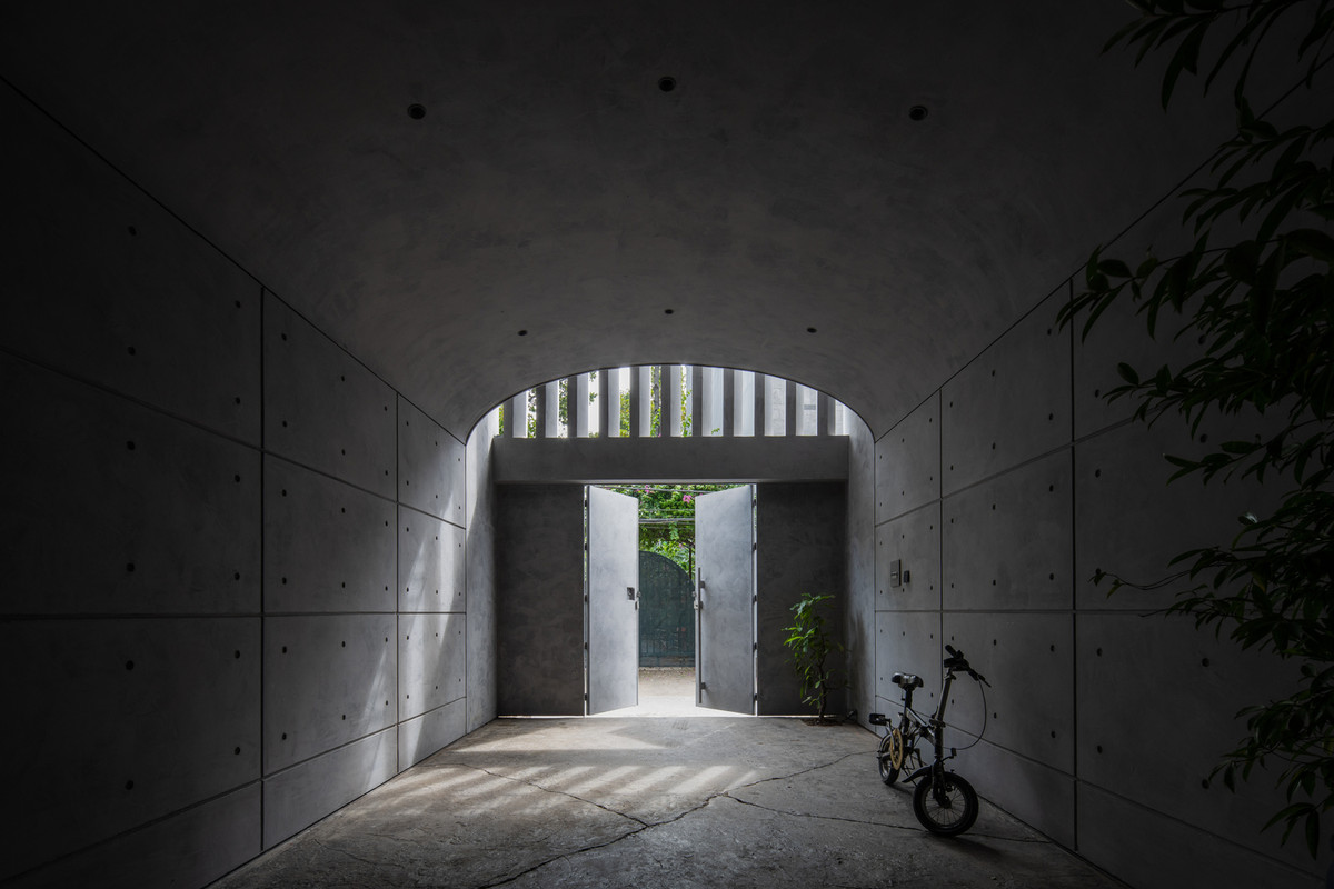 Trên khu đất diện tích 4x17m, căn nhà 3 tầng tạo ấn tượng bởi cấu trúc vòm. Với cấu trúc này, nhóm kiến trúc sư mong muốn tạo ra không gian nguyên thủy nhất có thể.