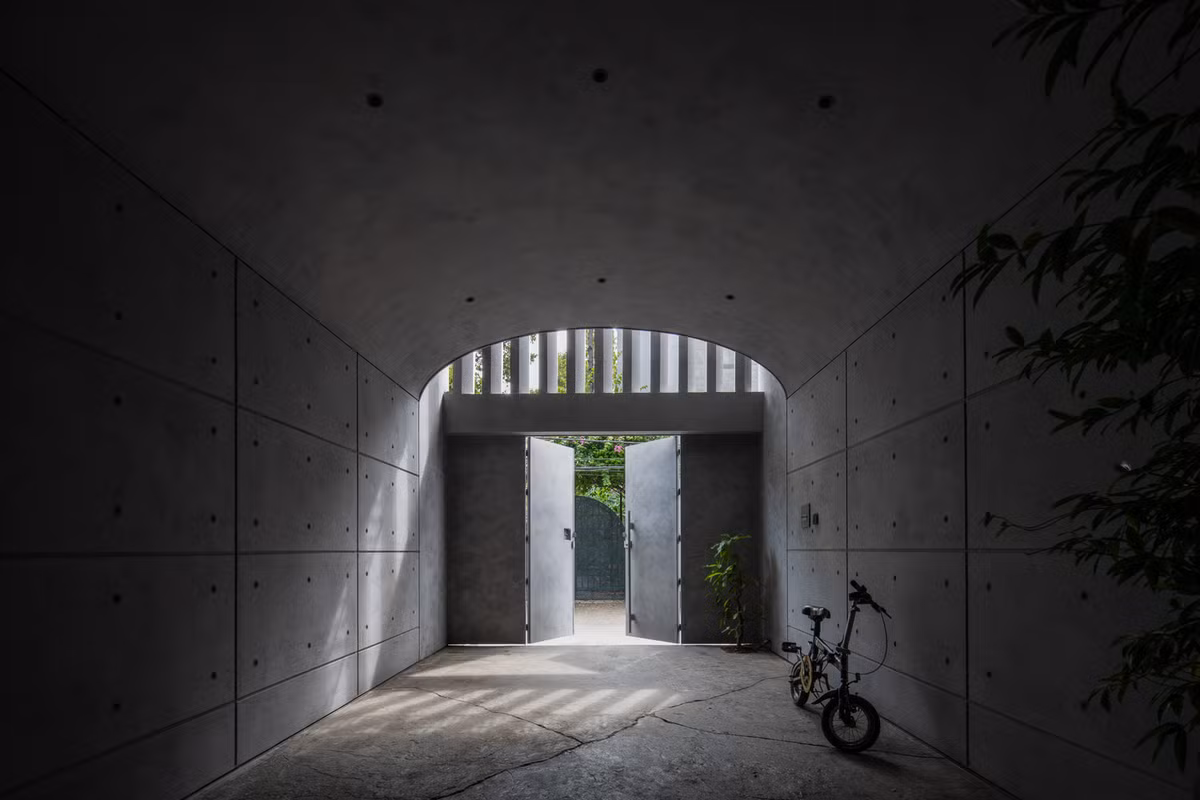 Trên khu đất diện tích 4x17m, căn nhà 3 tầng tạo ấn tượng bởi cấu trúc vòm. Với cấu trúc này, nhóm kiến trúc sư mong muốn tạo ra không gian nguyên thủy nhất có thể.