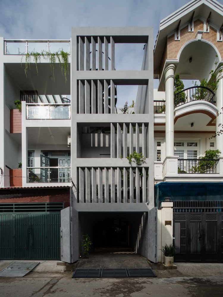 Mặt tiền căn nhà khác biệt với lam bê tông trang trí vừa giúp kiểm soát tầm nhìn vừa đảm bảo sự riêng tư cho gia chủ.