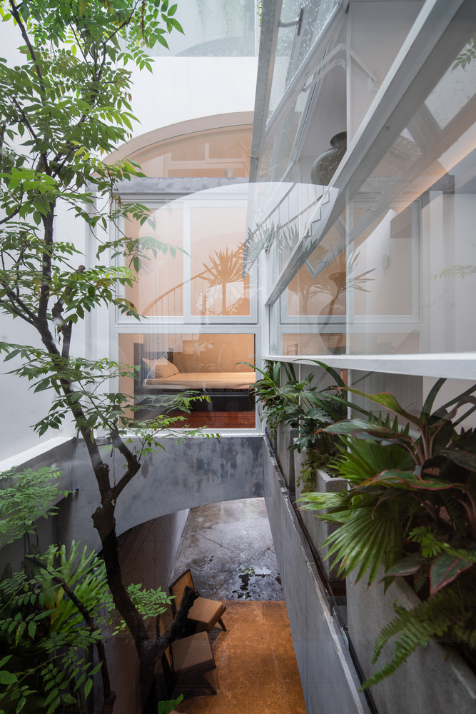 Giếng trời theo trục đứng từ tầng 1 lên tầng 3 vừa giúp lấy sáng vừa hỗ trợ lưu thông không khí hiệu quả. Nguồn ảnh: Quang Dam