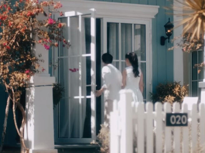 Đó là một căn biệt thự hoành tráng. Nơi này có nhiều căn liền kề y hệt nhau. Ảnh chụp màn hình