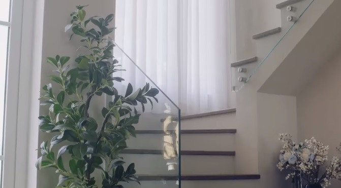 Cầu thang lan can kính hiện đại. Ảnh chụp màn hình