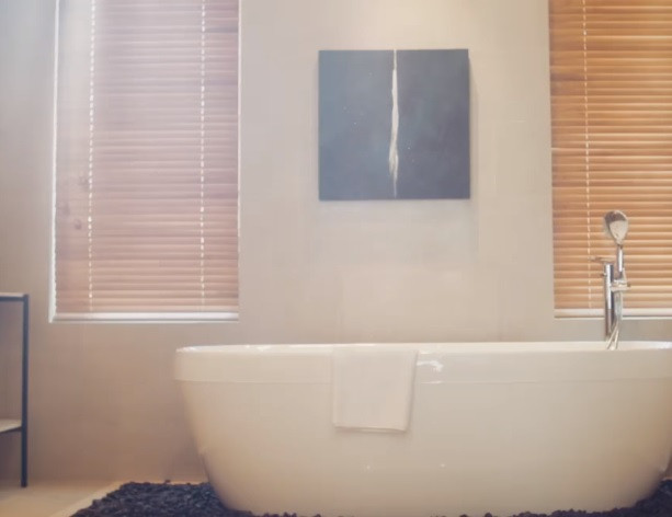 Phòng tắm chẳng khác khách sạn cao cấp. Ảnh chụp màn hình