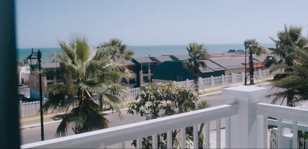 Từ phía ban công có thể nhìn bãi biển Phan Thiết. Ảnh chụp màn hình