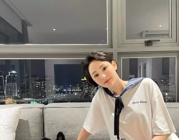 Nhà có nhiều cưả kính lớn có thể ngắm cảnh thành phố từ trên cao.