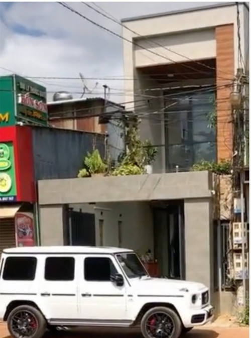 Theo một số hình ảnh được chia sẻ, gia đình ca sĩ Hiền Hồ sống trong căn nhà 2 tầng rộng rãi.