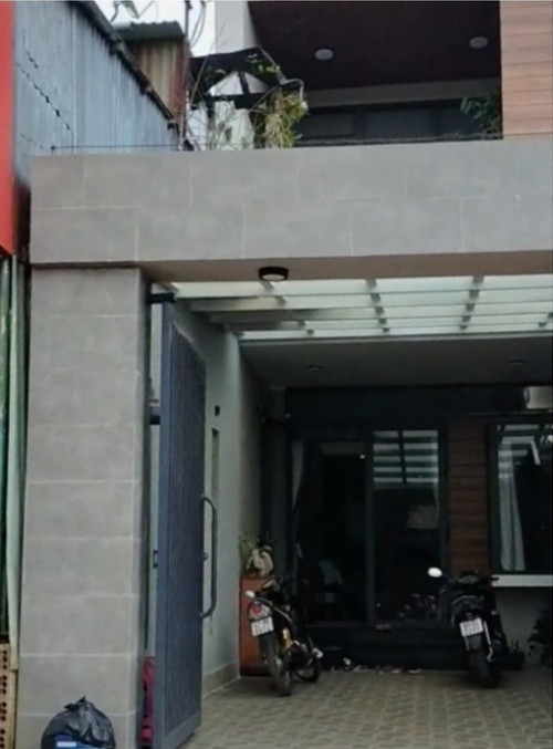 Bên cạnh cuộc sống giàu có của bản thân, gia cảnh ở quê nhà Đắk Lắk của Hiền Hồ cũng được chú ý.