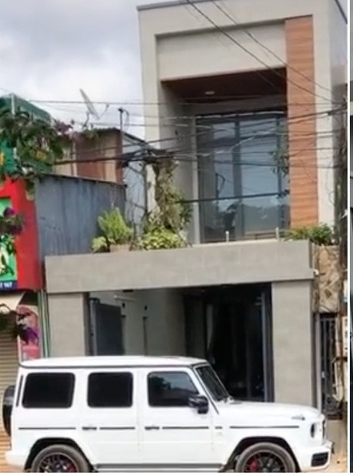 Ngôi nhà của nữ ca sĩ khiến dân tình chú ý với phần cổng xây dựng kiên cố, phía trước nhà là chỗ để xe rộng lớn.