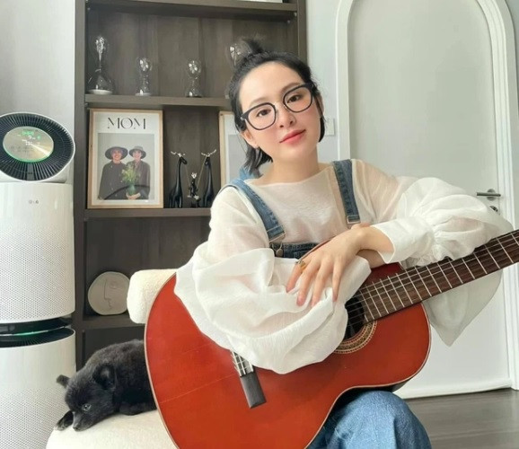 Căn hộ của Hiền Hồ khá rộng rãi, được trang trí theo phong cách hiện đại.