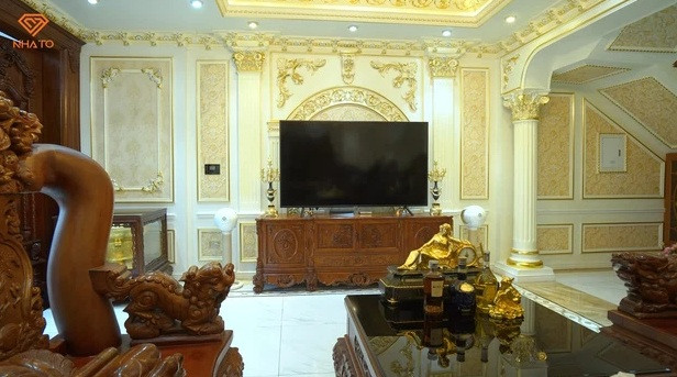 Trần và tường nhà có nhiều chi tiết được mạ vàng.