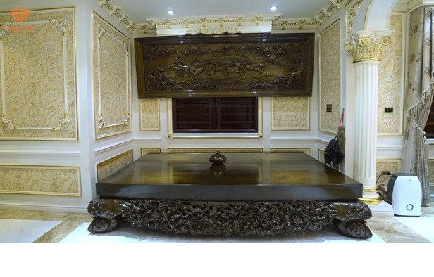 Khách đến chơi còn choáng ngợp bởi bức tranh và sập được làm từ gỗ thuỷ tùng nguyên khối.