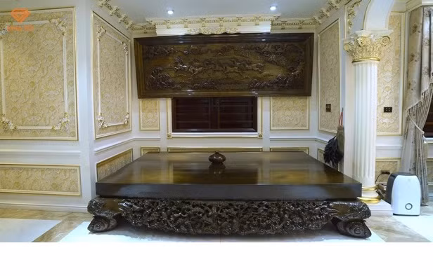 Khách đến chơi còn choáng ngợp bởi bức tranh và sập được làm từ gỗ thuỷ tùng nguyên khối.