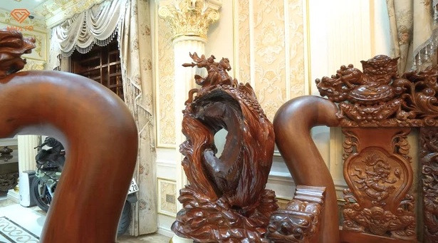 Trong căn biệt thự còn có bức tượng được làm từ gỗ ngọc am, mùi rất thơm.