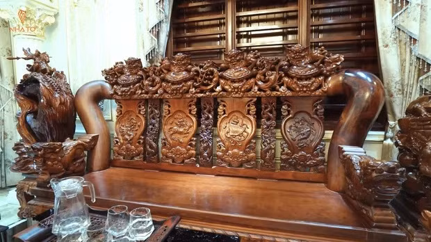 Chiều rộng vai ghế to bằng 2 - 3 lần cẳng tay người lớn. Những đường nét chạm trổ hoa văn cũng rất công phu.