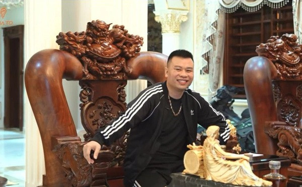 Tọa lạc tại khu biệt thự trung tâm thành phố Thanh Hóa, căn biệt thự của anh Lê Kim Thu được làm từ những loại gỗ quý như thuỷ tùng, trầm, hương và đúc nguyên khối.