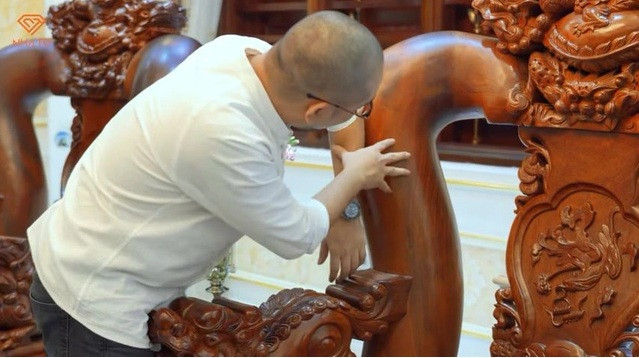 Nổi bật nhất là bộ bàn ghế trong phòng khách, anh chọn gỗ hương đỏ Gia Lai, thuê thợ từ Huế đến đục thủ công.