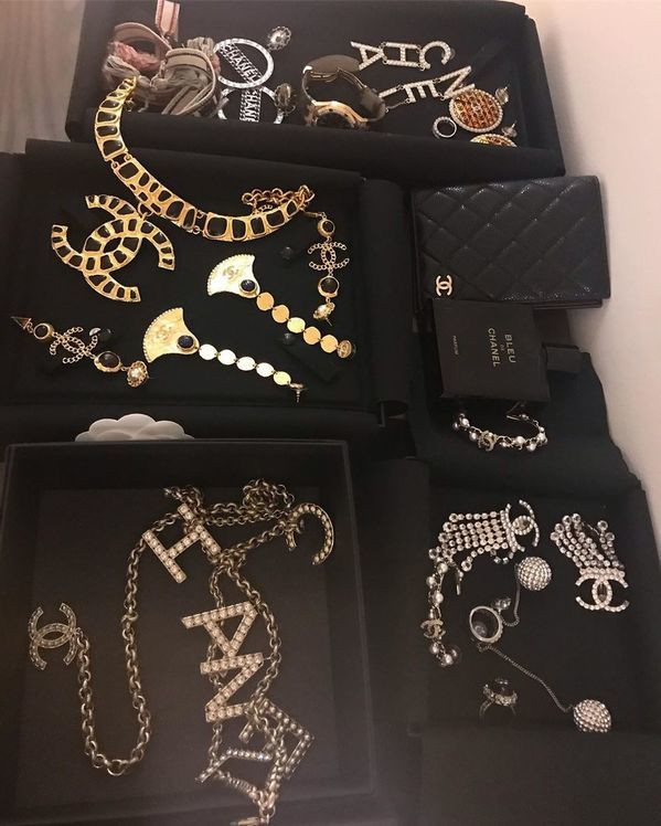 Những mẫu khuyên tai, thắt lưng dáng dây xích của nhà mốt Pháp là phụ kiện yêu thích của Phượng Chanel. Ảnh: Instagram