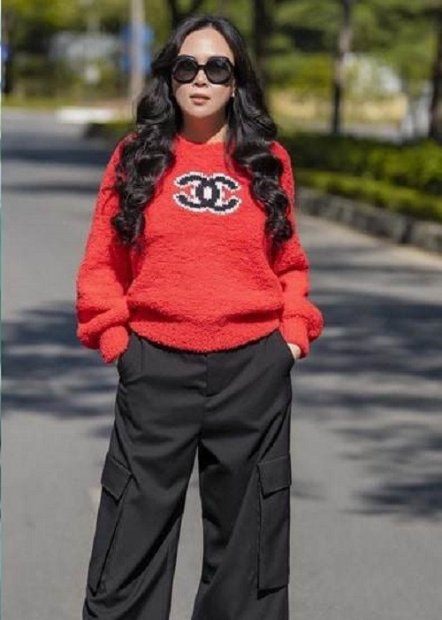 Áo len đỏ Chanel của nữ doanh nhân trị giá tới 52 triệu đồng. Ảnh: Internet