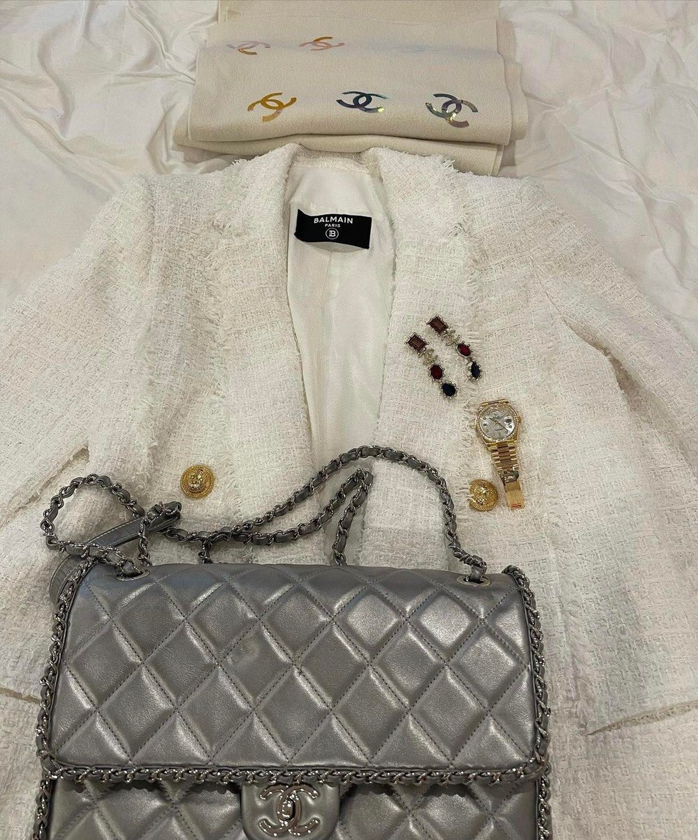 Trước đó không lâu, Phượng Chanel đăng tải thành quả trong 1 lần mua sắm với áo khoác Balmain có giá trên 50 triệu đồng; mẫu khăn, khuyên tai và túi Chanel ánh bạc lên đến gần 200 triệu đồng. Ảnh: Instagram