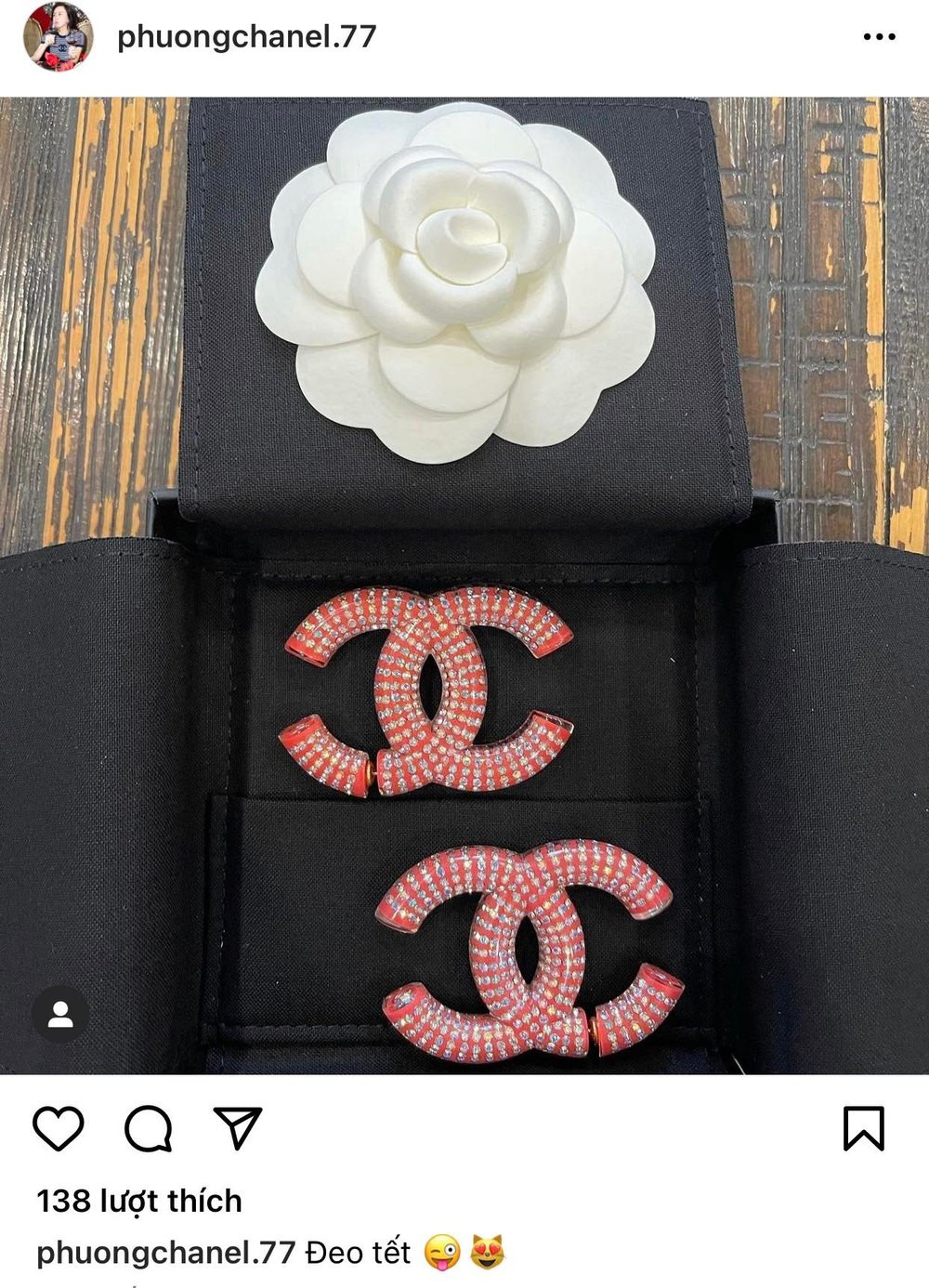 Sau đó ít phút, Phượng Chanel lại đăng thêm mẫu khuyên tai Chanel có giá gần 50 triệu đồng. Ảnh: Instagram