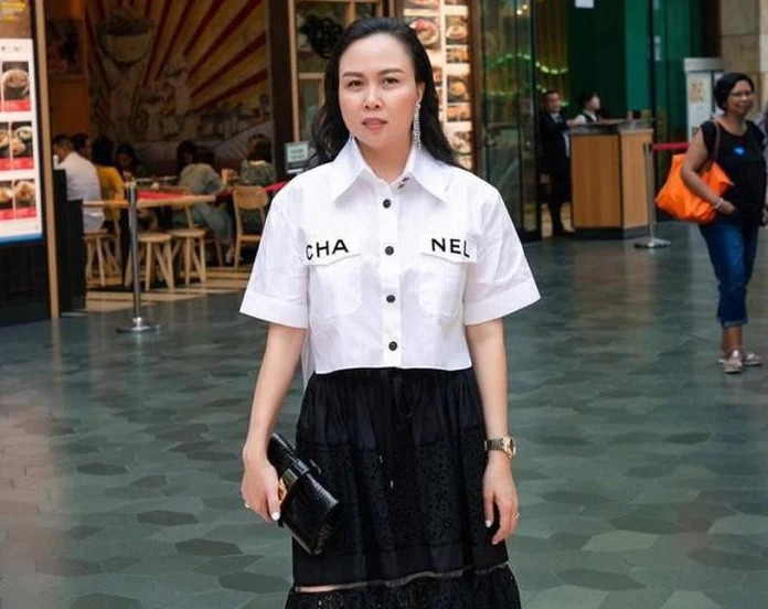 Sơ mi dáng croptop của Phượng Chanel ước tính khoảng 55,6 triệu đồng. Ảnh: Facebook
