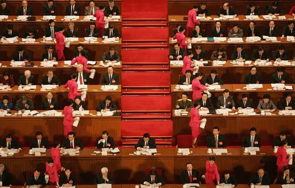 Các tỷ phú còn trực tiếp tham gia vào nền chính trị. Theo loạt bài Giải thích của Vox trên Netflix, khoảng chục nhà lãnh đạo thế giới là tỷ phú. Ngoài ra, có khoảng 100 tỷ phú trong Quốc hội Trung Quốc.