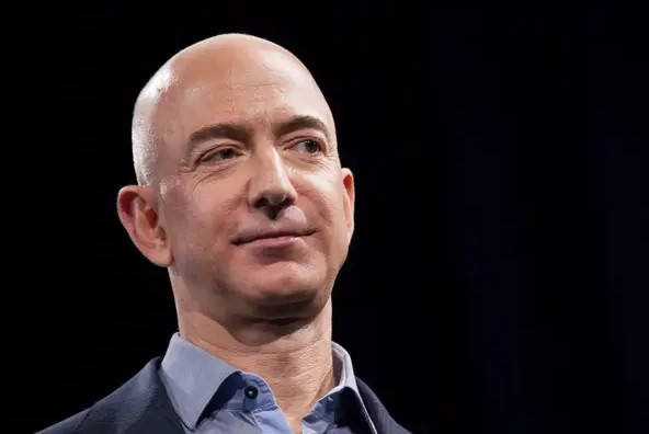Tỷ phú giàu thứ hai thế giới - Jeff Bezos ước tính kiếm được 3.715 USD mỗi giây, cao gấp 3,5 lần so với mức lương trung bình hàng tuần của hầu hết người Mỹ (984 USD/tuần).