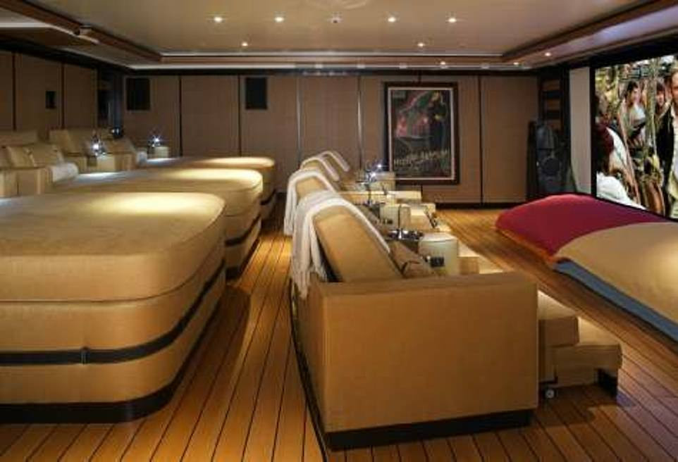 Du thuyền được trang bị hơn 1.000 đệm sofa đặt làm riêng. Mỗi chiếc được thiết kế độc đáo để phù hợp với nội thất. Ảnh: DM